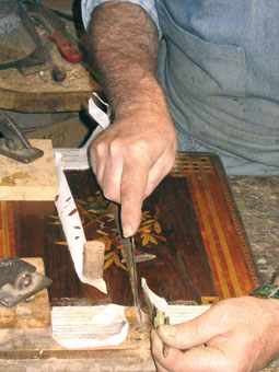 La marqueterie nécessite finesse et précision. L'artisan trace d'abord les motifs qu'il souhaite créer puis choisit les différentes essences de bois à utiliser. Il s'ensuit un méticuleux travail de découpe et de montage nécessitant des savoir-faire très pointus.