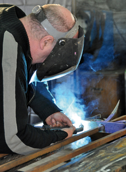 Au nombre des outils indispensables aux ferronniers, on compte les machines destinées à couper, à plier ou à aplatir le fer. En dehors du foyer où le fer est chauffé pour être travaillé, ces artisans utilisent plus que n'importe quel autre outil, un fer à souder.
