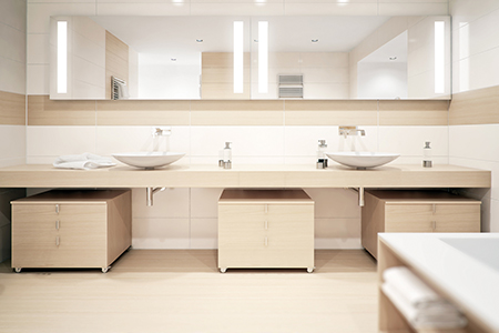 Dans les salles de bains, les rangements trouvent leur place partout, sous les vasques ou en suspension, il s'agit d'optimiser au maximum ces espaces souvent limités
