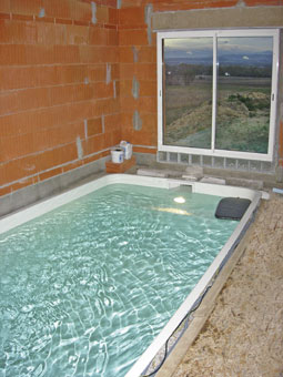Si vous souhaitez installer une piscine à coque à l'intérieur de votre habitation, prévoyez-le avant la construction.