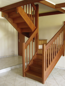 La structure d'un escalier est soit intégrée au mur qui le supporte, soit un assemblage indépendant du reste du gros œuvre. Comme ici cet escalier en bois