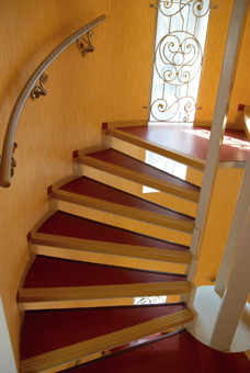Montez et descendez en douceur ! Le concept de marches balancées adoucit la pente de votre escalier du fait d'un nombre de marches plus élevé : le giron (largeur de la marche) de chaque marche et plus grand et la hauteur des marches est moindre