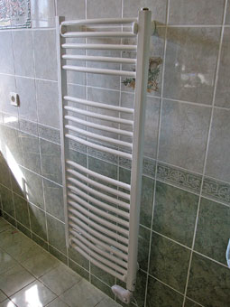 Cet équipement classique a pour fonction de chauffer la serviette le temps de la douche tout en diffusant une chaleur douce. Simple d’utilisation, il représente un encombrement minimum pour des salles de bains dont l’espace est souvent compté.  