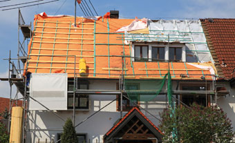 Les travaux de rénovation de la toiture sont très souvent visés par les chantiers de rénovation énergétique. Ils sont parfois un pré-requis à l’installation de panneaux solaires et d’équipements de chauffage plus performants.
