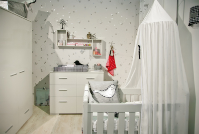 Ci-dessus une chambre de bébé classique. Au-dessus du lit bébé, un ciel de lit apporte romantisme et féerie en rappelant les berceaux utilisés dans les tout premiers mois de l’enfant. 