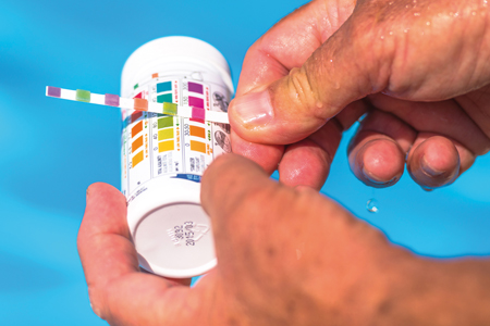 La plupart des systèmes de filtration nécessitent le contrôle régulier du pH de l’eau de la piscine.
