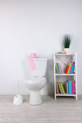 Autant se l’avouer, les toilettes font souvent office de coin lecture, pour les petits comme pour les grands … Pour éviter l’encombrement, un coin rangement sera le bienvenu ! 