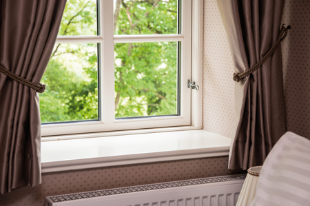 L'habillage d'une fenêtre est essentiel ! S'il est important pour garantir plus de confort thermique, il donne également le ton côté déco