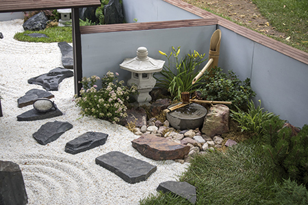 Le zen est à l’origine de nombreuses tendances au jardin. On le retrouve partout dans ses allées, sa décoration, ses points d’eau dans une combinaison évidente entre minéral et végétal.