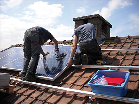 Dans le cadre d’une éco-rénovation, le recours à l’énergie photovoltaïque peut être envisagé, y compris, en complément d’une autre d’énergie, si possible renouvelable. Crédit photo : Pixabay© MariaGodfrida